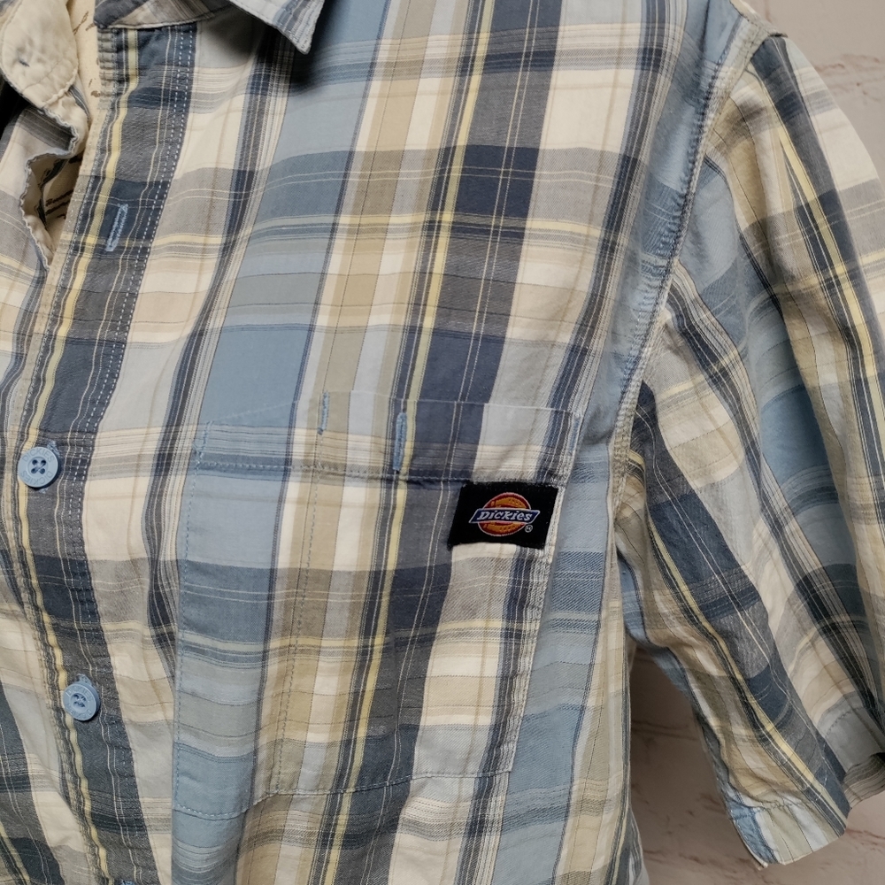 RESERVED Izod and Dickies short sleeve button-up shirts. Large. 723 - Picture 7 of 10